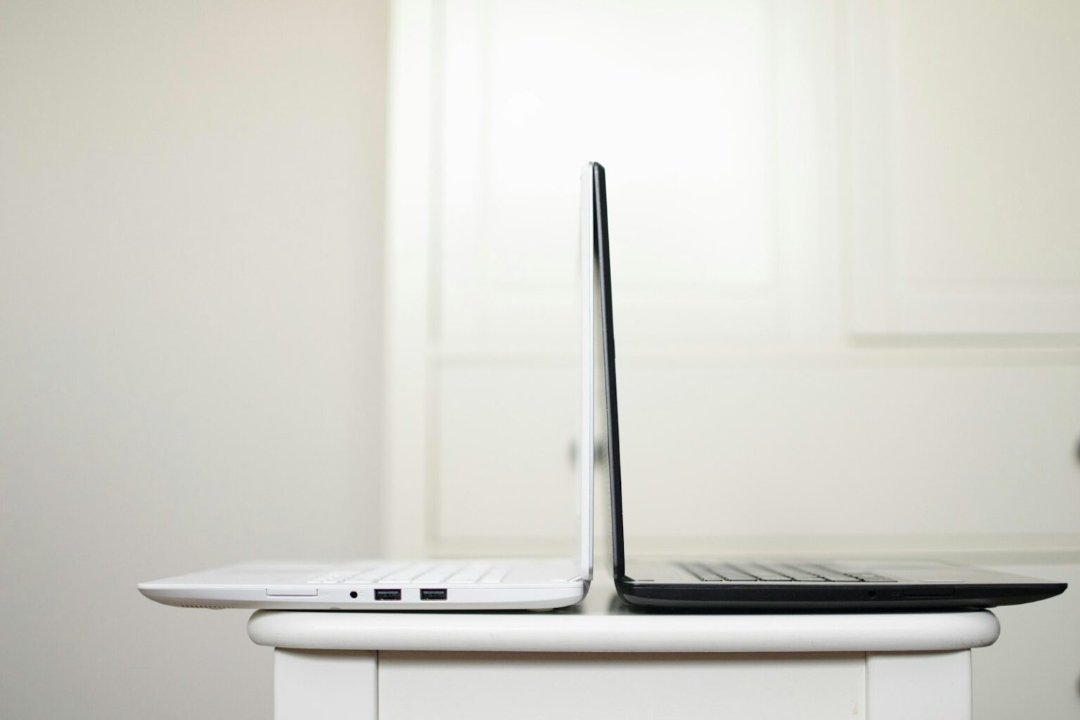 Dell XPS vs MacBook Air: Which Should You Buy in 2026?